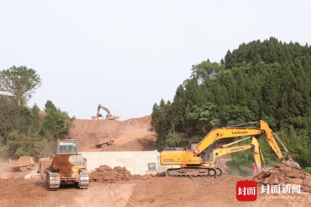 将地面平整度精准到厘米……4月29日,在s207四川安岳县卧佛镇至石羊镇