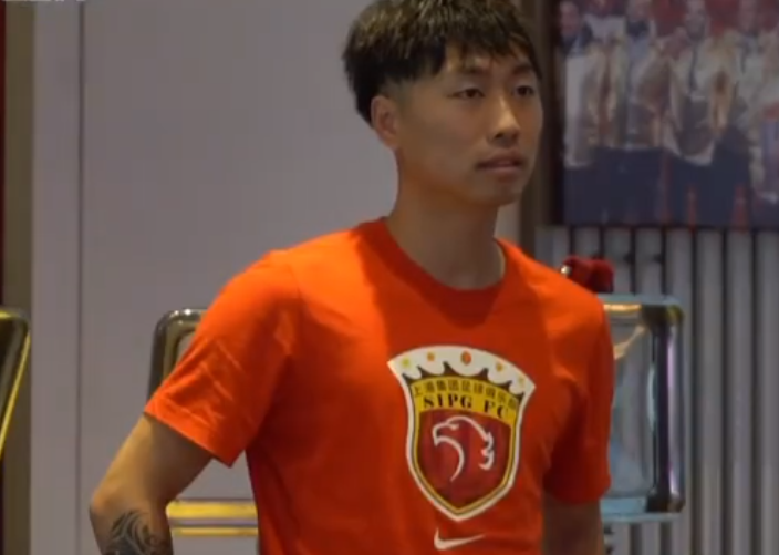 比赛名单的傅欢,这场比赛没有进入名单,有传闻说他跟主教练发生冲突