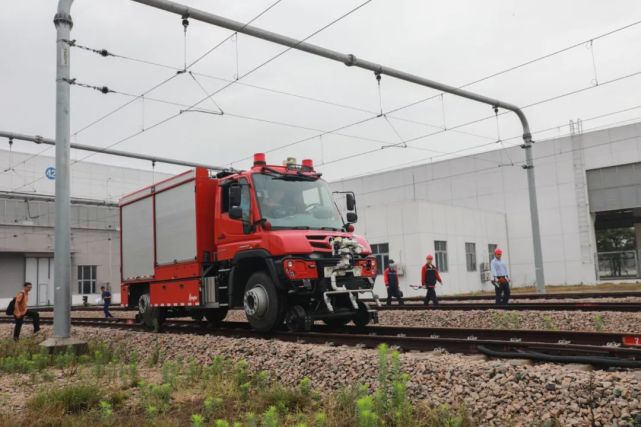 路轨两用消防车完成上轨测试!轨道上最快速度达到