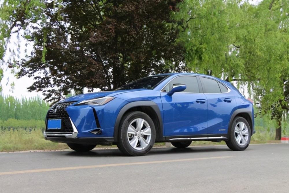 驾控灵动质感一流的小型suv雷克萨斯ux