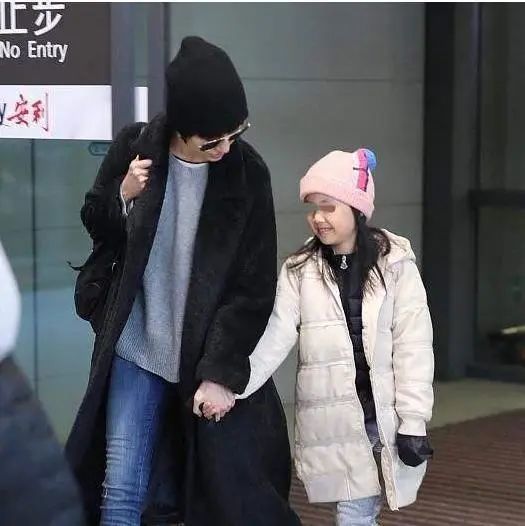 袁泉一家三口罕见同框10岁女儿穿白t恤五官清秀像极了夏雨