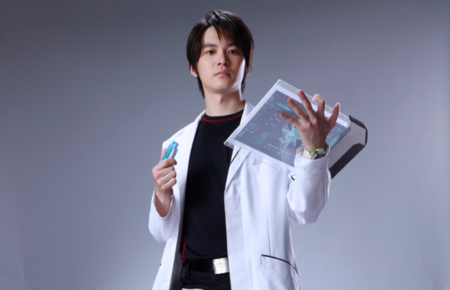 这个新角色显然和崛井对标了起来,都是天才科学家,有着很多的方面,说