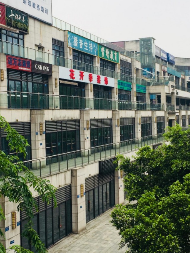 大学城某大型社区购物中心(央广网发 林利摄)