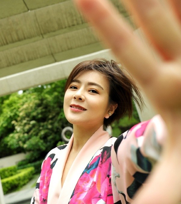 上海美女主持陈辰晒美照一双长腿太吸睛41岁依旧少女感满满