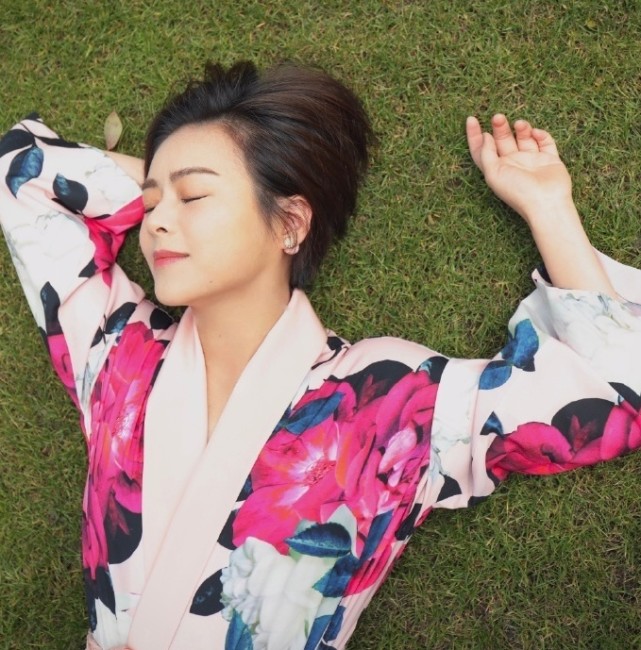 上海美女主持陈辰晒美照一双长腿太吸睛41岁依旧少女感满满