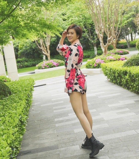 上海美女主持陈辰晒美照一双长腿太吸睛41岁依旧少女感满满