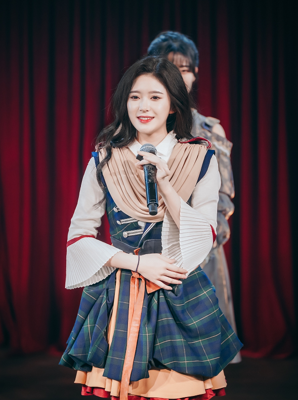 模仿"鞠婧祎"的邓歆玥真容曝光,四方脸厚嘴唇,与鞠