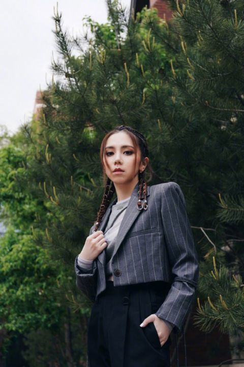 邓紫棋甜酷拳击辫造型曝光 搭配短款西装时尚又干练