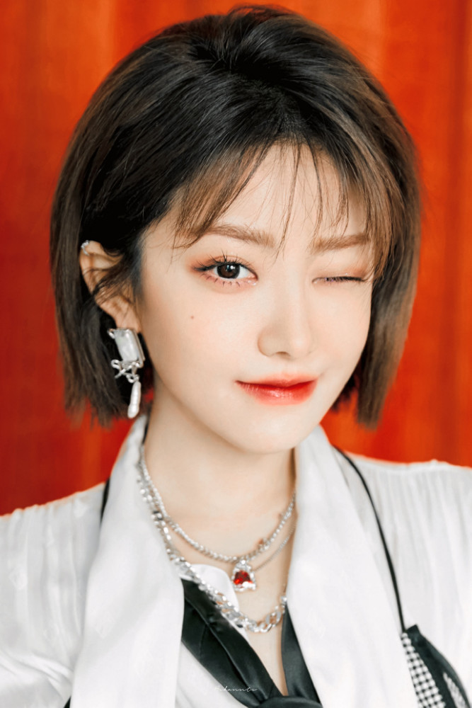 有一种短发叫喻言空气刘海配咬唇妆穿西装小背心太绝了