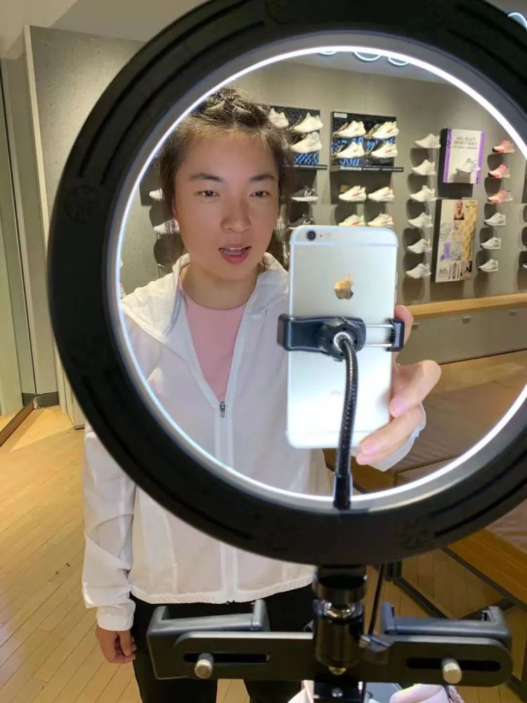 现在的陈小惠更愿意用主播导购来称呼自己,营业员,柜员似乎有点老土了