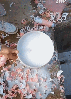 现在选秀投票这么浪费投票码印在瓶盖里大量奶都被倒掉去奶留盖大受