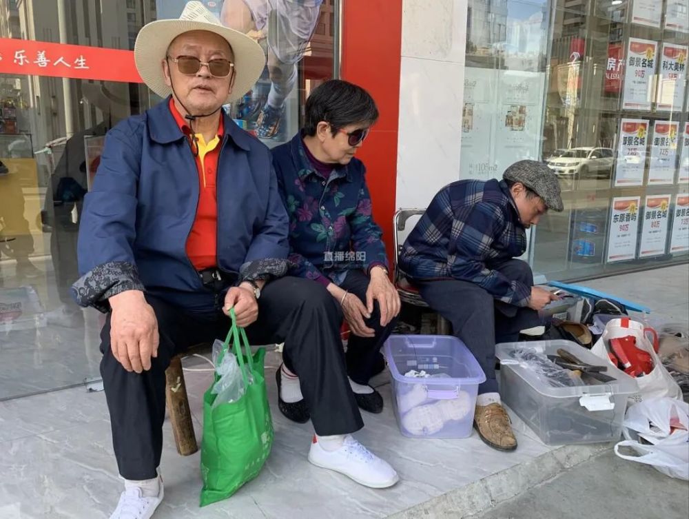 感动重度残疾大爷租不起门面却连续18年捐款帮助他人