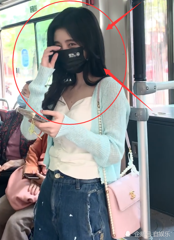 鞠婧祎坐公交被偶遇路人视角下这腰围我没眼花吧