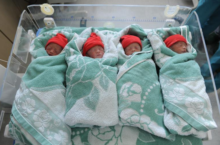 还记得曾轰动全国的8胞胎吗如今8个娃长大成这样太霸气