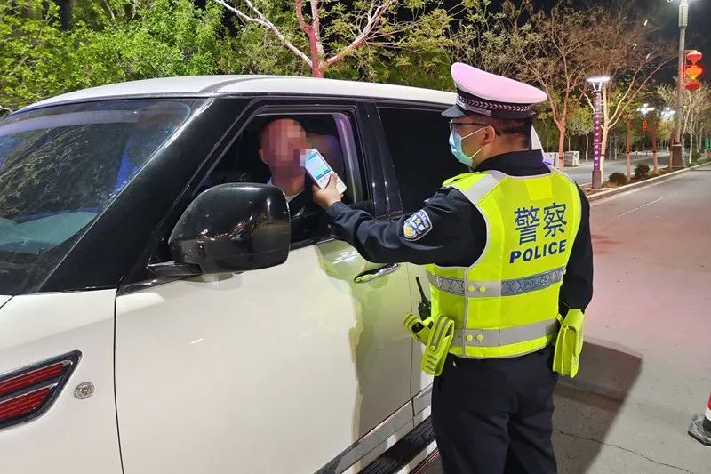 覆車之戒心虛司機酒駕被查吹氣測試連吹6次