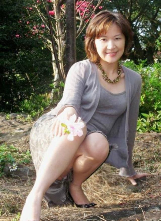 女人过了40岁这几种颜色不要穿显老没气质就像黄脸婆