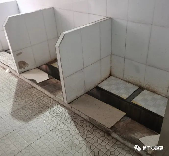 东台创新高级中学厕所破旧遭网友吐槽