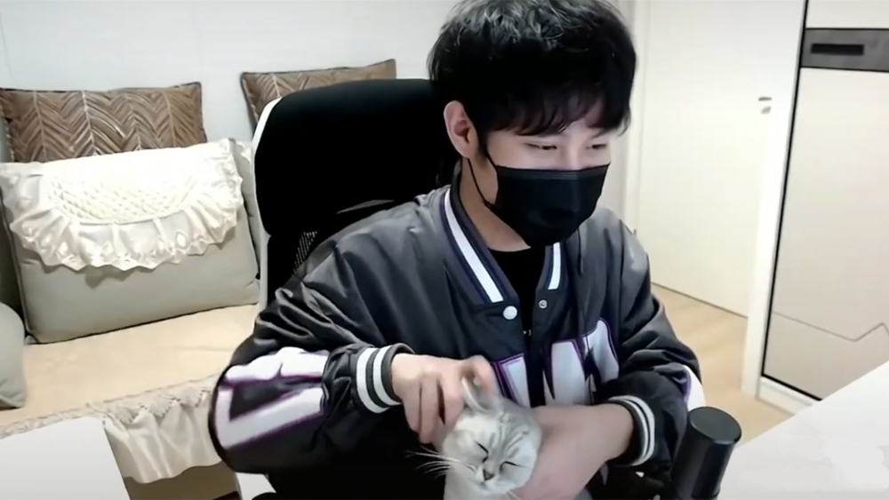 个人认为:当初的声音确实奇怪,但北慕也发了视频对比