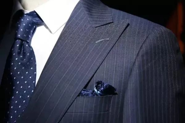 为什么说插花眼决定西装的品质?