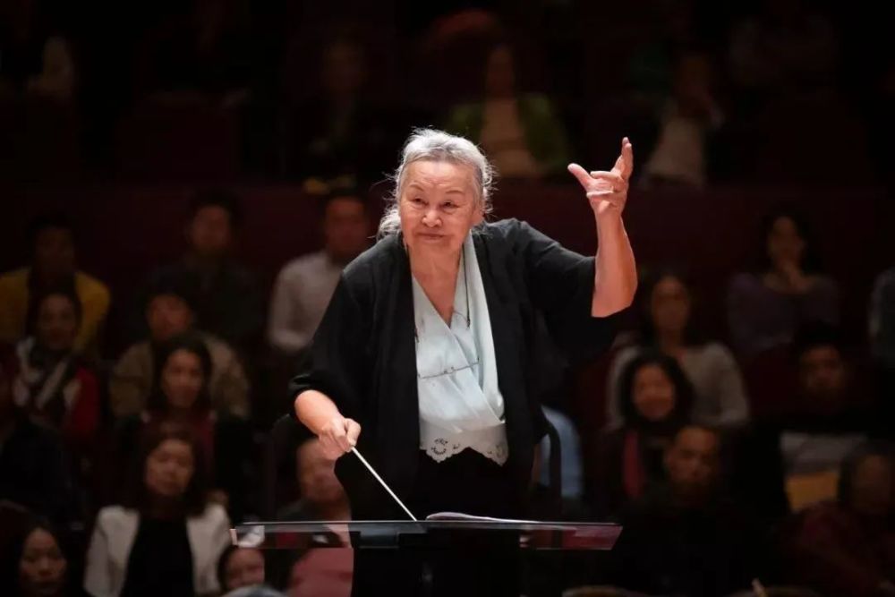 92岁客家籍指挥家郑小瑛深情演绎《客家之歌》,太震撼了!