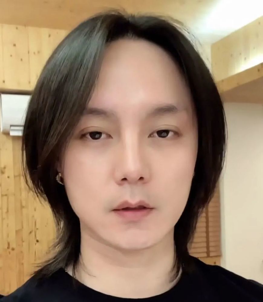 尹正减肥效果明显,生图下颜值抗打,这大额头亮了