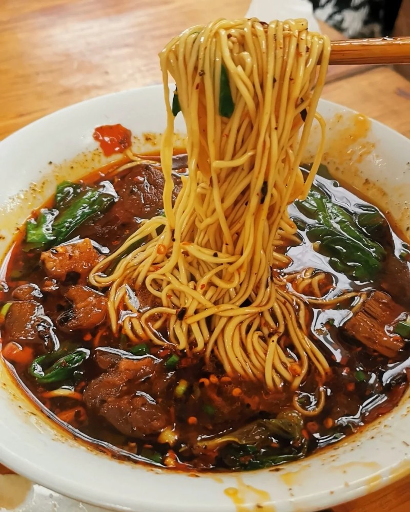 重庆解放碑:一家拥有情怀的老面馆,70岁的卖面翁,40年的牛肉面