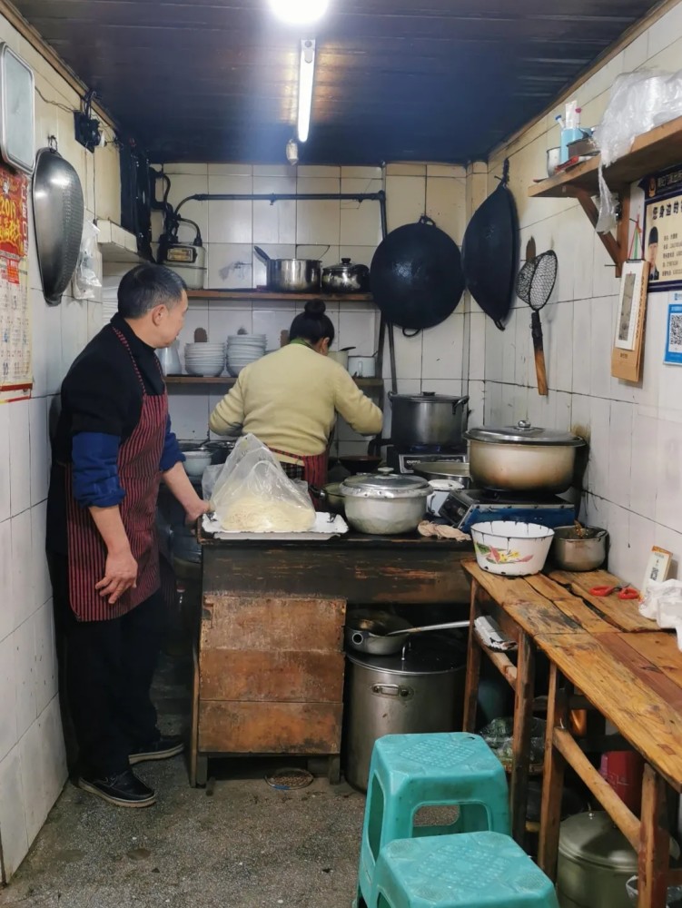 重慶解放碑:一家擁有情懷的老麵館,70歲的賣面翁,40年的牛肉麵