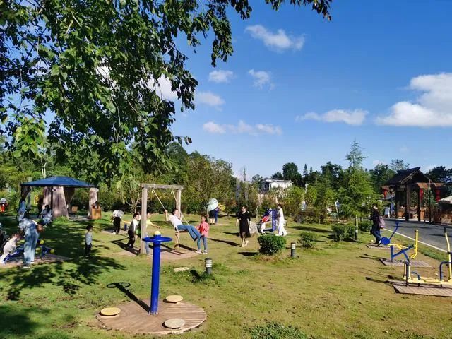 云屯生态体育公园,位于黔西南州义龙新区鲁屯镇,是国家3a级旅游景区