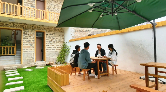 今年,大洼村再扩乡村旅游体量,建起高端精品民宿群,扩建15000平停车场