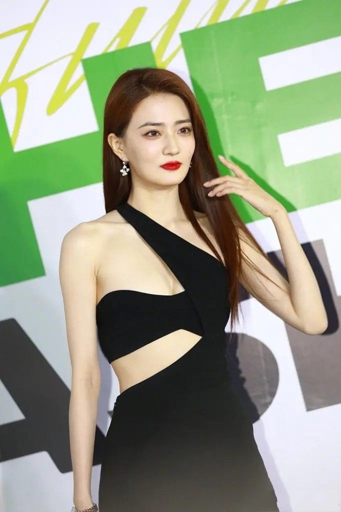 徐璐离开张铭恩后变大胆了自我突破穿黑色绑带开叉裙太绝了