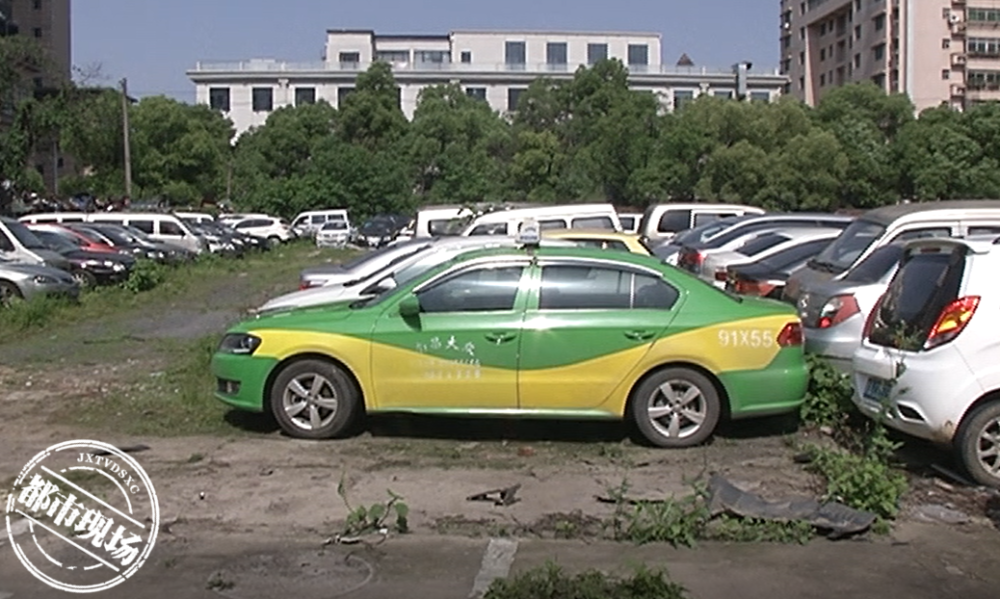 南昌西站有出租车在禁停区拼客,宰客,涉事出租车已被暂扣处罚