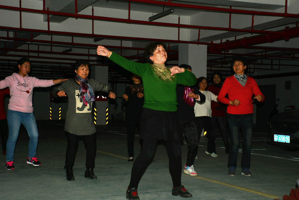 广场舞大妈挂灯抢占篮球场小男孩怒吼谁的素质更低