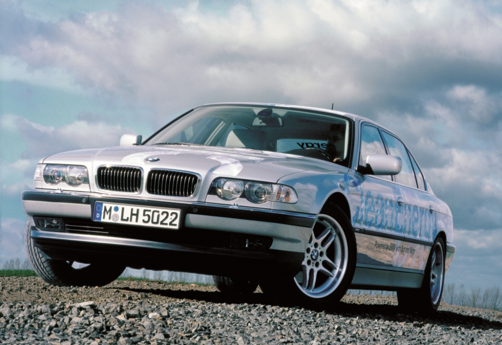 2000年,在宝马在e38 750 il的基础上,制造了15辆氢燃料内燃汽车