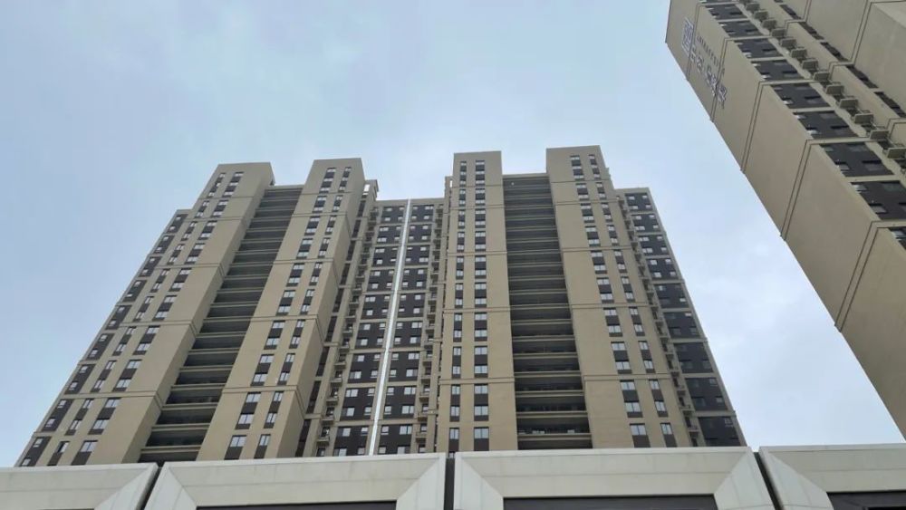 产品通体采取了米黄色设计,非常常见的设计搭配,能够看到北侧的连廊