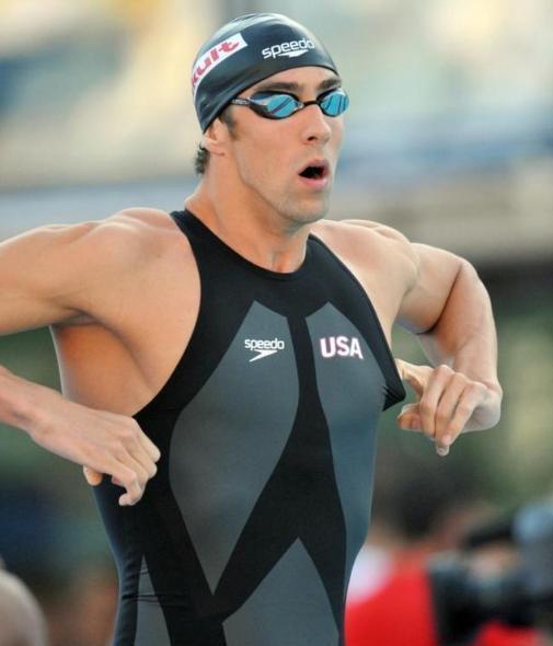 菲尔普斯"鲨鱼皮"泳衣有多强?奥运会夺8金,1年破43项世界纪录