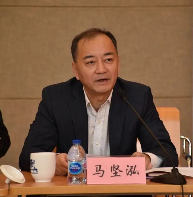 市应急局副局长沈伟忠和市气象局副局长冯磊在仪式上