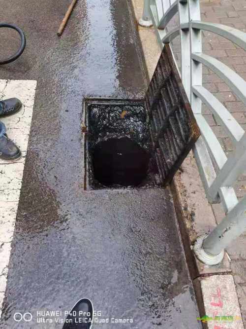 此处积水原因是雨水斗被垃圾淤泥填满,导致下雨后斗堵塞积水.