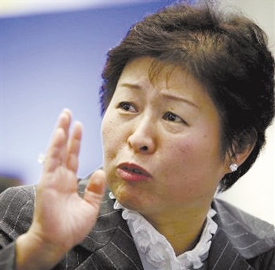 生意越做越大的张茵,也遇到了生命中的伴侣刘名中,两个人通过在香港不