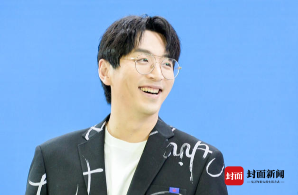 演员白客转型足球解说员欧洲杯挑战大嘴韩乔生