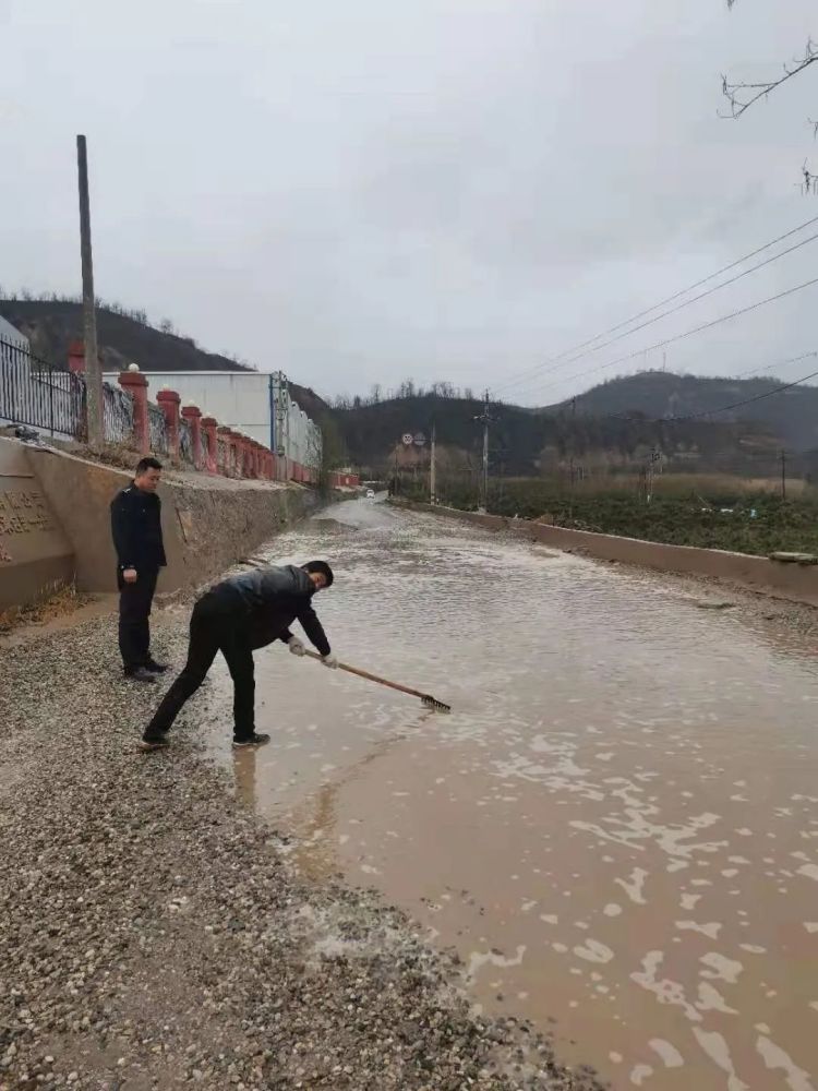 【我为群众办实事】黑家堡派出所为公路填坑获点赞