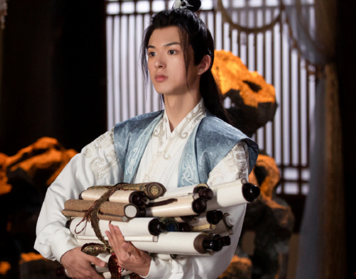 从已经发布的剧照来看,王煜霖长相还是很帅气的,古装扮相也很不错