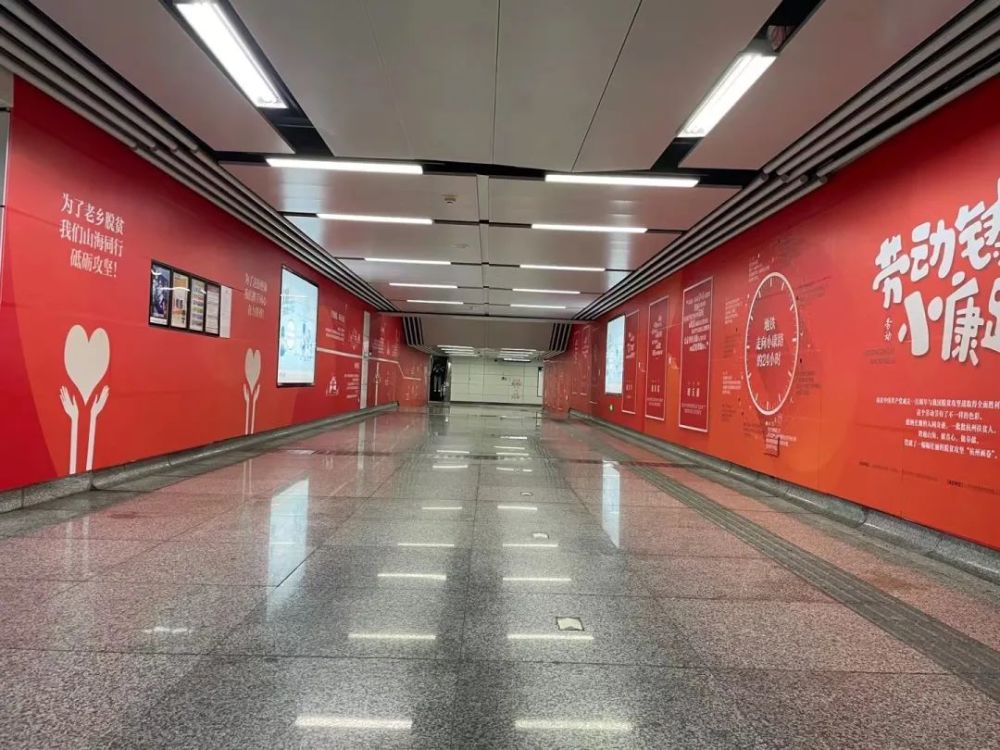 凤起路地铁站有个快闪展为这批特殊的劳动者打call