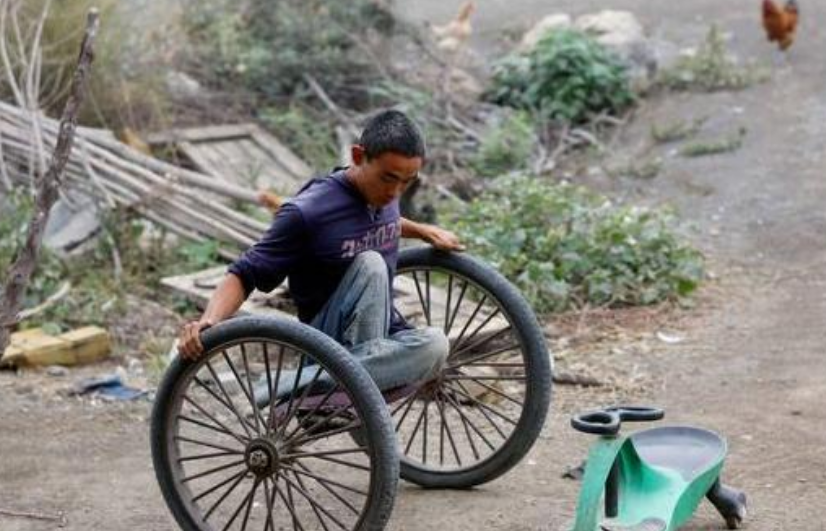 他幼年雙腿殘疾後花50元買車輪當雙腿行走20年扛起一個家