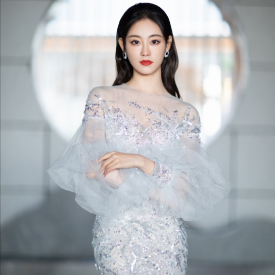 嘉行又一女演员幂化发型穿衣相似度近满分