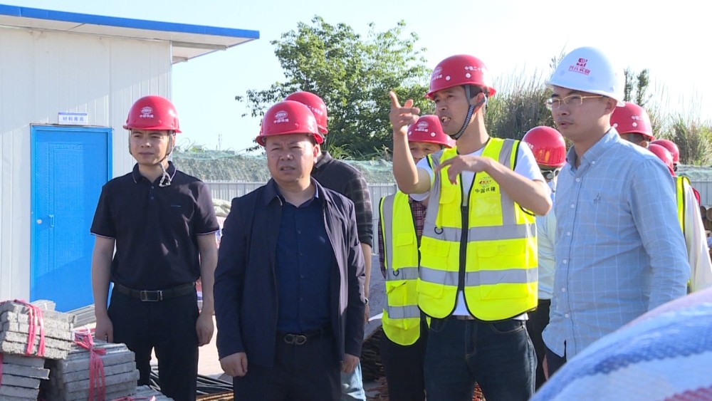在电子信息产业集聚区孵化器(一期)项目现场,唐南胜一行详细询问了