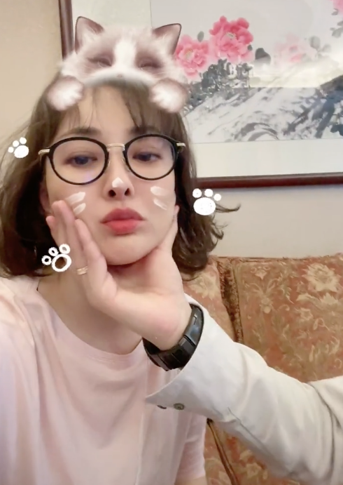 近照嘟嘴卖萌似少女,被神秘人捏脸牵手太甜蜜