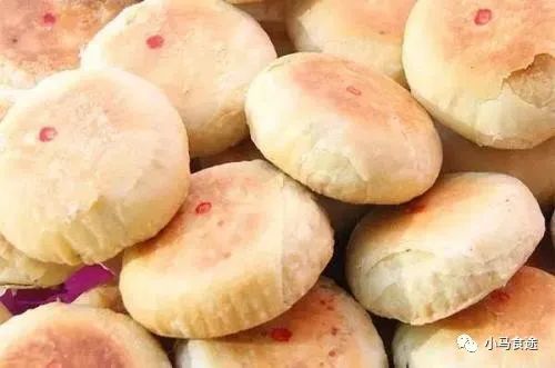 >每当中秋节前后榆林各地区城镇的大街上都会看到好多传统烙制雪花的