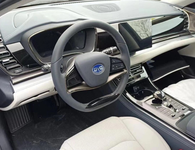 江苏车友花22万元买辆比亚迪e9纯电c级商务车大灯像奥迪a6l