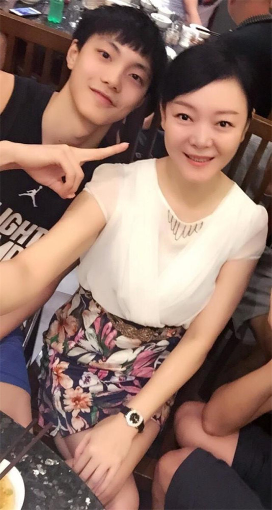 胡明轩妈妈太美了!气质优雅保养白嫩,球迷误认为是御姐女朋友