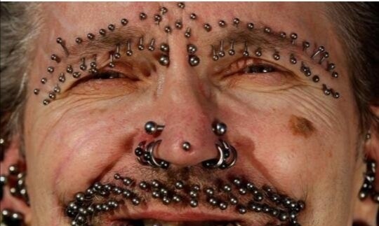 形状或可以让人联想到孔洞的物体)产生恐惧或厌恶,如蜂巢,海绵,莲蓬等